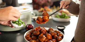 Mini Meatballs with Apricot Dipping Sauce